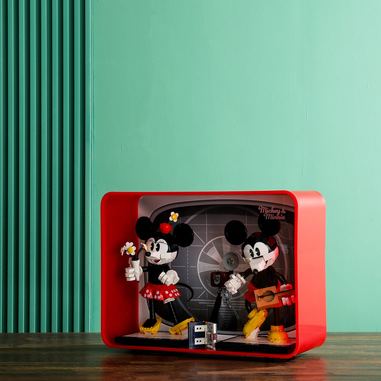 Lego 43179 Mickey Mouse & Minnie Mouse Buildable Characters Display Case
