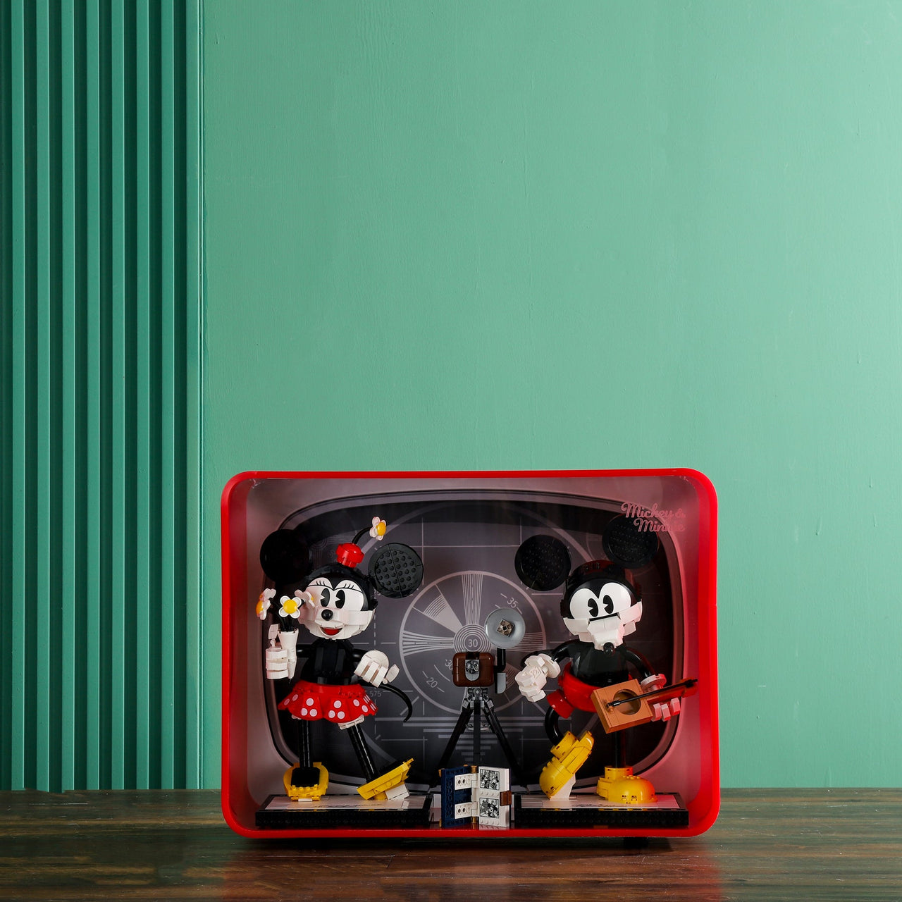 Lego 43179 Mickey Mouse & Minnie Mouse Buildable Characters Display Case